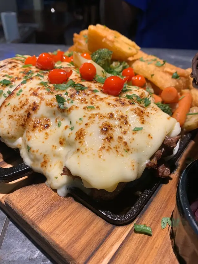 Prato gratinado servido na tábua
