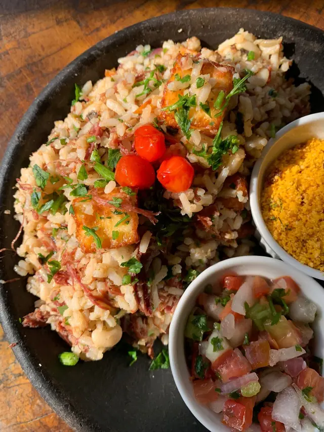 Prato com arroz, farofa e vinagrete