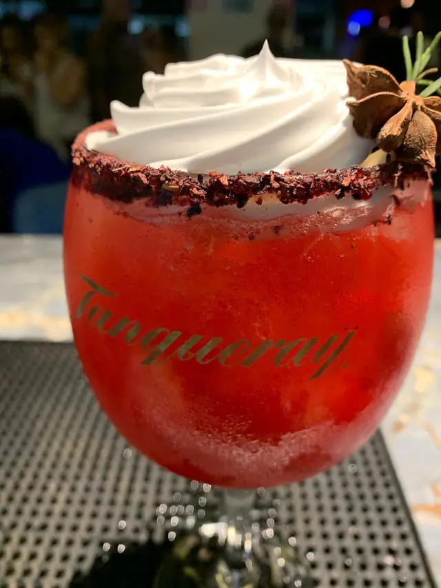 Drink vermelho com espuma e borda de açúcar